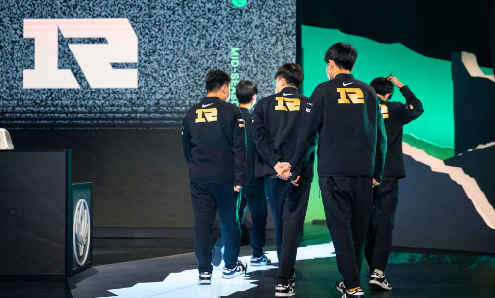 SHR碾压RNG，Faker线上压制力十足激烈交锋成都决赛之夜，引爆全场热议