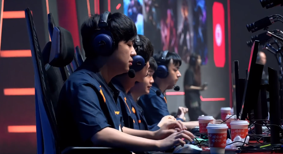 EDG碾压TSM，Elk操刀奇招英雄翻盘激烈交锋全球总决赛，让粉丝疯狂欢呼