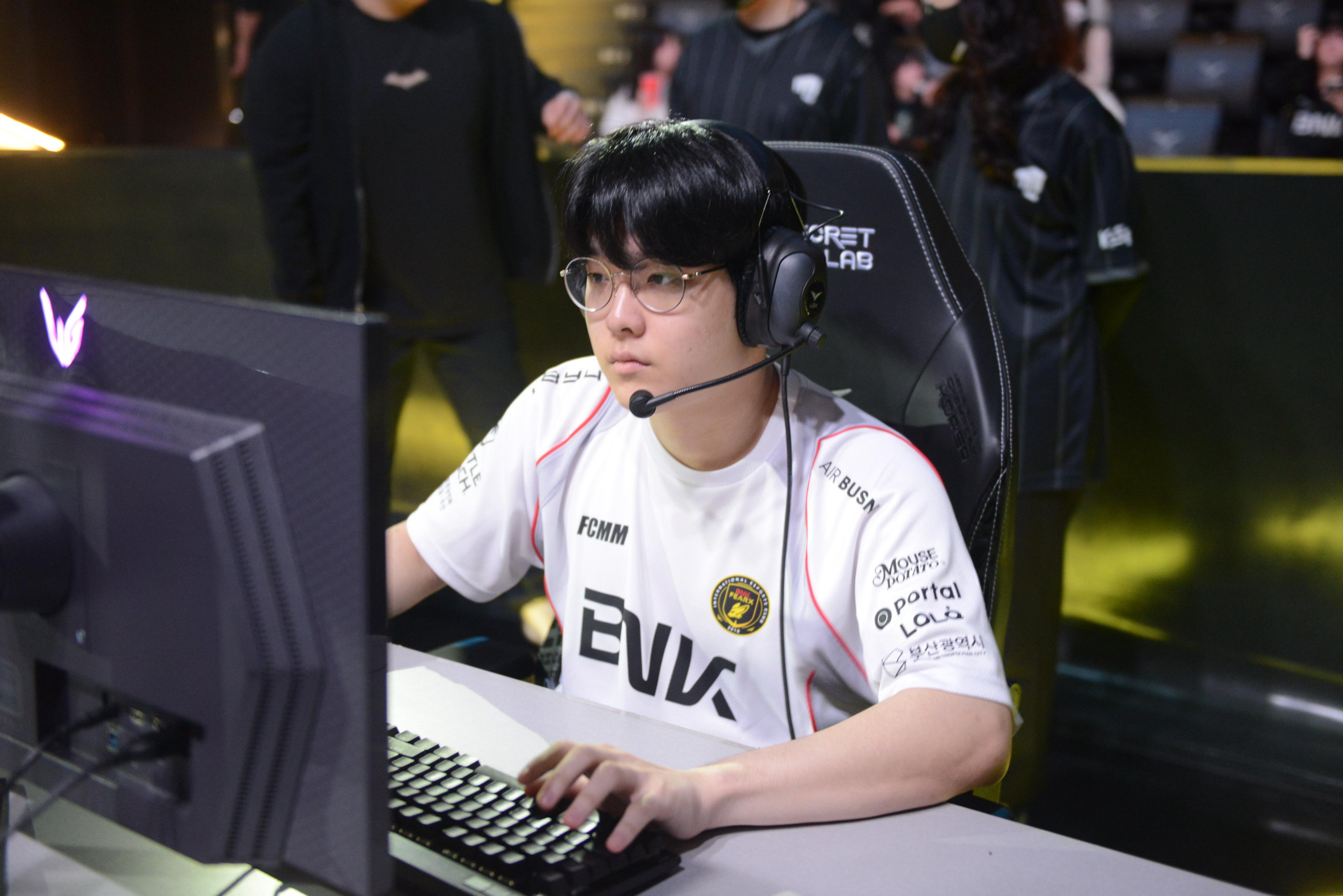 T1鏖战C9，Hanssama关键团战开团秒人激烈交锋全球总决赛，留下经典瞬间的简单介绍